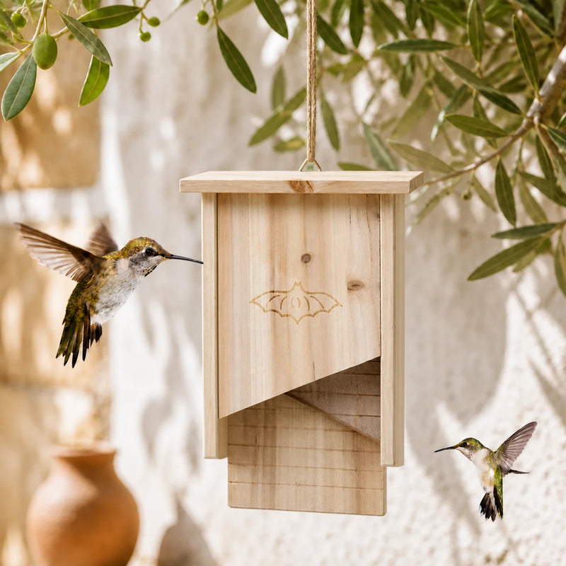 Nichoir semi-ouvert en bois à façade inclinée