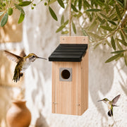 Nichoir en bois beige à toit noir et entrée métallique
