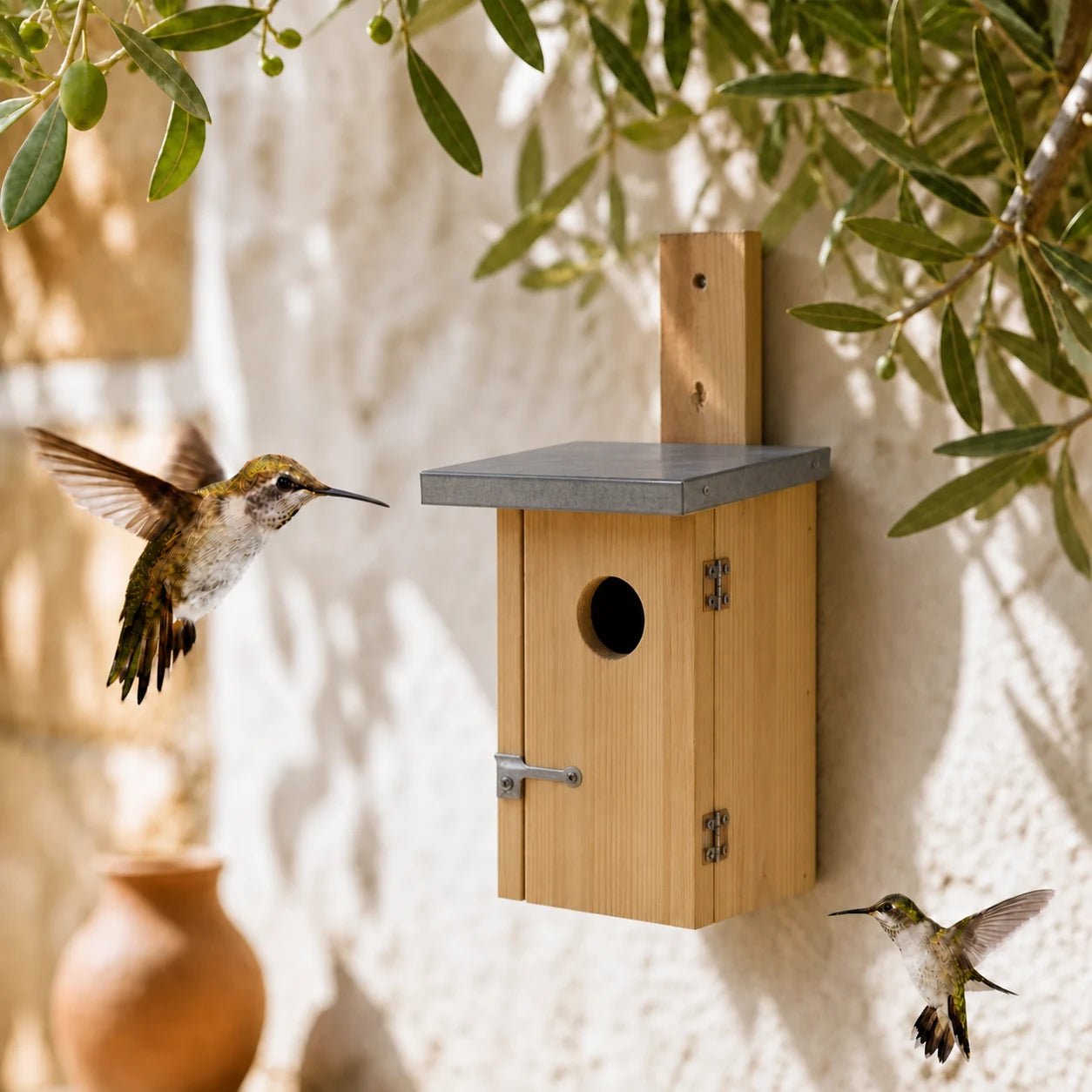Nichoir en bois naturel à toit de zinc et plaque décorative