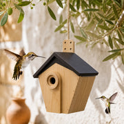 Nichoir en bois marron à toit noir et entrée renforcée