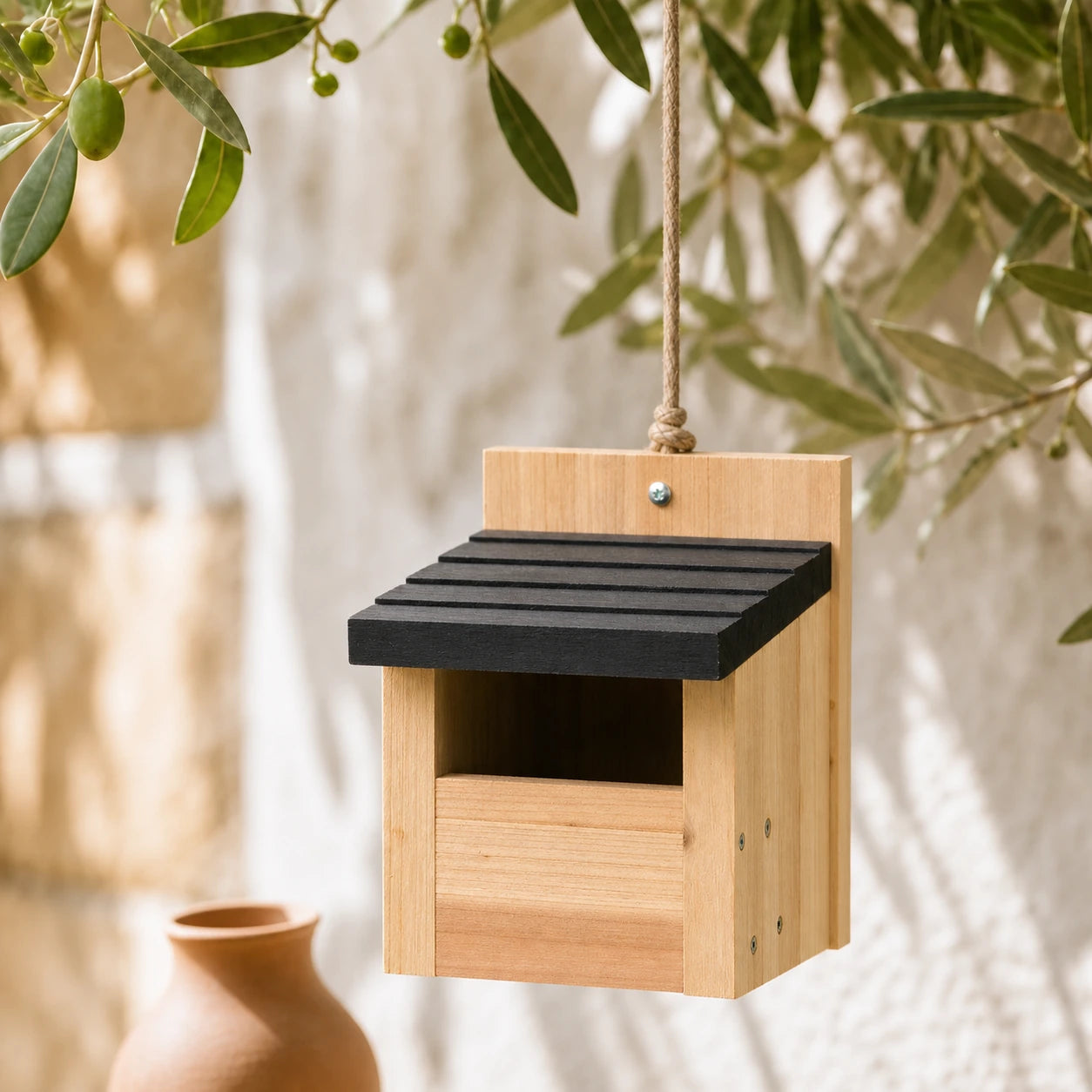 Nichoir semi-ouvert à toiture noire