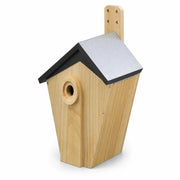Nichoir en bois marron à toit noir et entrée renforcée — photo 3
